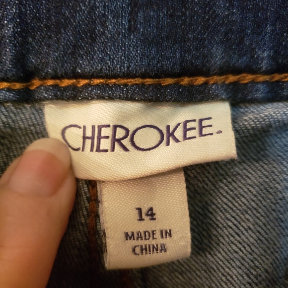 Cute, distressed cropped jeans. Great condition. Youth 14 fits like a ladies 4 - Picture 5 of 7